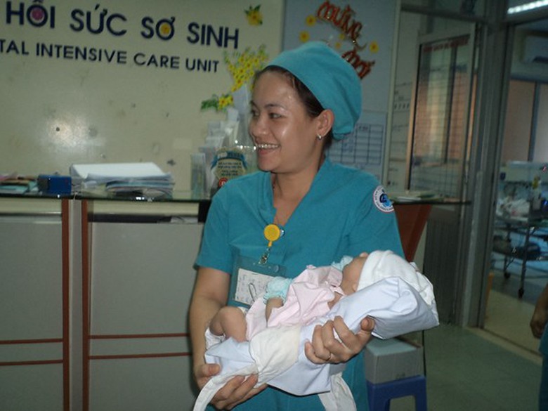 Điều dưỡng của Khoa hồi sức sơ sinh, Bệnh viện Nhi đồng 1 đưa b&eacute; Nguyễn Quốc Huy từ ph&ograve;ng hồi sức ra ngo&agrave;i cho cha gặp. 