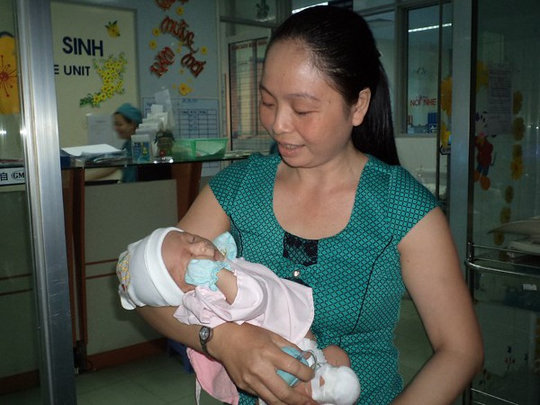 Người nh&agrave; đưa b&eacute; ra cho anh Nam gặp con.