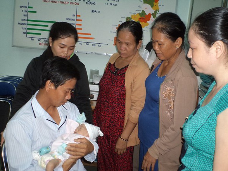 Những người th&acirc;n đ&atilde; chia vui ph&uacute;t gi&acirc;y hạnh ph&uacute;c của cha con anh Nam .