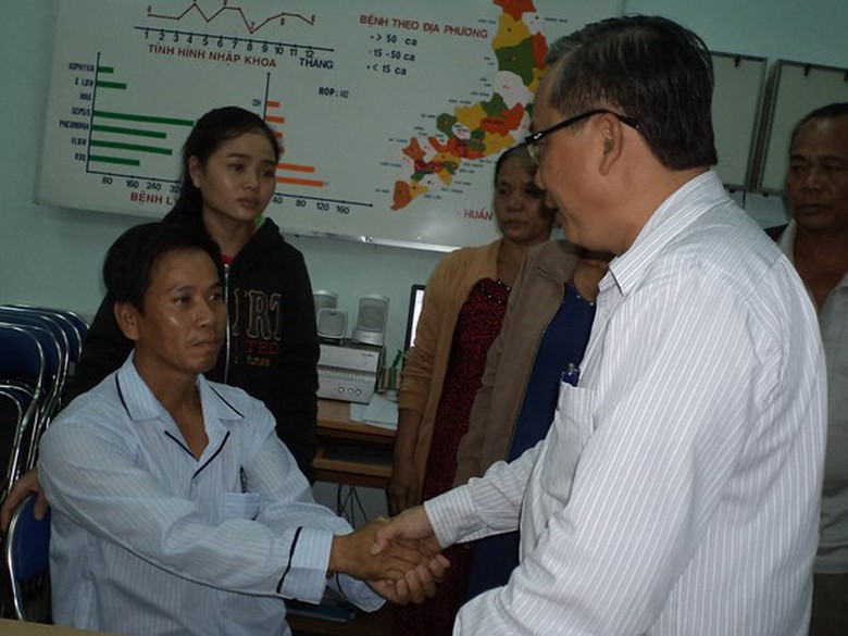 TS.BS Nguyễn Thanh H&ugrave;ng, gi&aacute;m đốc Bệnh viện Nhi đồng 1, TP.HCM đến chia sẻ v&agrave; động vi&ecirc;n anh Nam v&agrave; gia đ&igrave;nh.