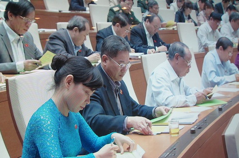 C&aacute;c đại biểu đang ghi phiếu t&iacute;n nhiệm 