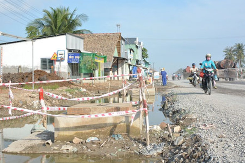 Đoạn đường đang thi c&ocirc;ng nhưng kh&ocirc;ng c&oacute; r&agrave;o chắn, hố ga r&agrave;o sơ s&agrave;i, kh&ocirc;ng c&oacute; đ&egrave;n cảnh b&aacute;o