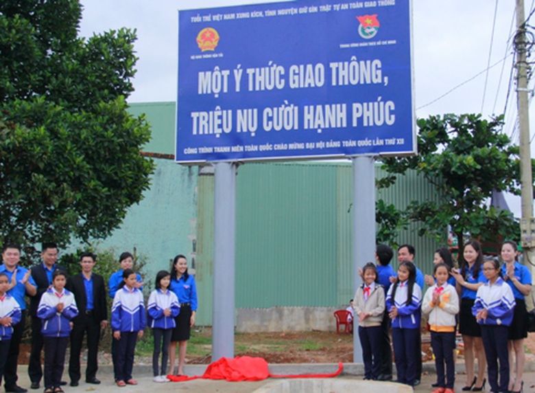 Kh&aacute;nh th&agrave;nh pan&ocirc; tuy&ecirc;n truyền về ATGT tại tỉnh Gia Lai