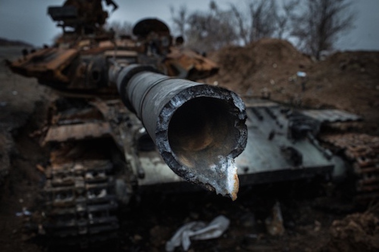 Xe tăng qu&acirc;n ch&iacute;nh phủ Ukraine bị ph&aacute; huỷ b&ecirc;n ngo&agrave;i l&agrave;ng Metallist, Donetsk