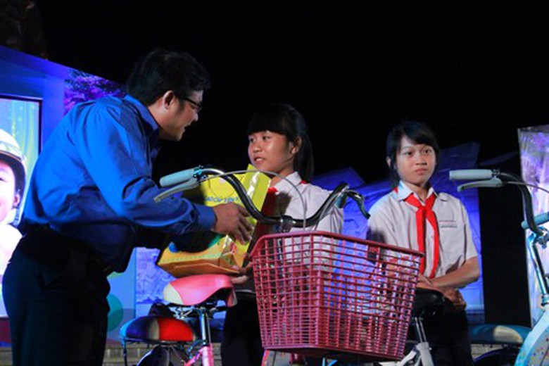 Nhiều em thiếu ni&ecirc;n được đo&agrave;n thanh nhi&ecirc;n tặng qu&agrave; để tiếp sức tới trường