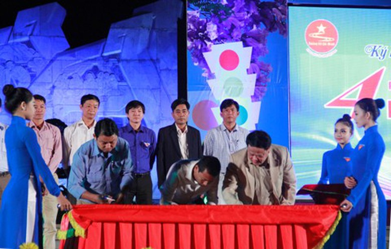 Cũng tại đ&acirc;y c&aacute;c nh&agrave; thầu c&ugrave;ng nhau k&yacute; kết ph&ograve;ng tr&agrave;o thi đua trước sự chứng kiến của h&agrave;ng chục ng&agrave;n th&agrave;nh ni&ecirc;n