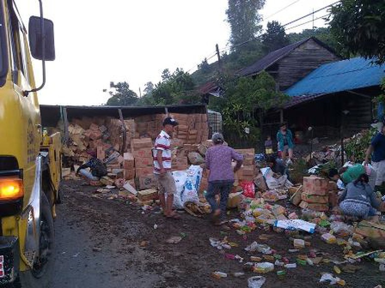 Người d&acirc;n gi&uacute;p t&agrave;i xế gom h&agrave;ng trăm th&ugrave;ng bột giặt