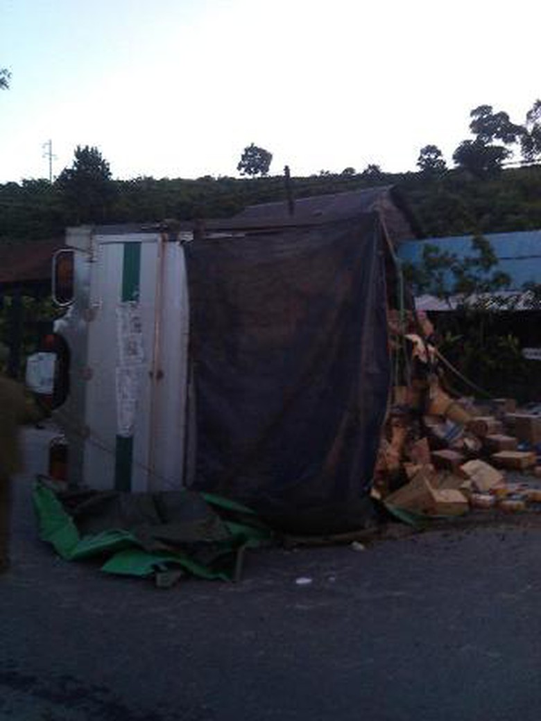 Chiếc xe đang lưu th&ocirc;ng th&igrave; bị lật nghi&ecirc;ng sang b&ecirc;n phải trước c&ocirc;ng nh&agrave; d&acirc;n