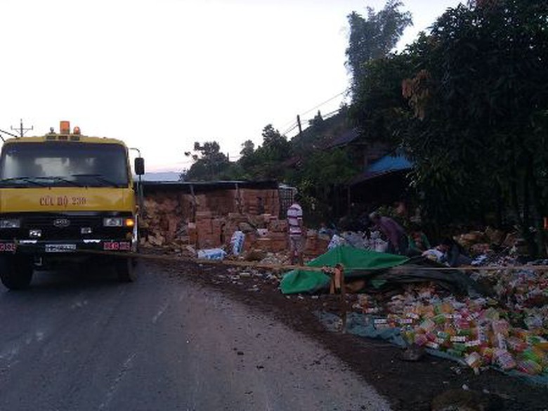 Xe cứu hộ được điều đến cứu nguy, giải tỏa &ugrave;n tắc Quốc lộc 20