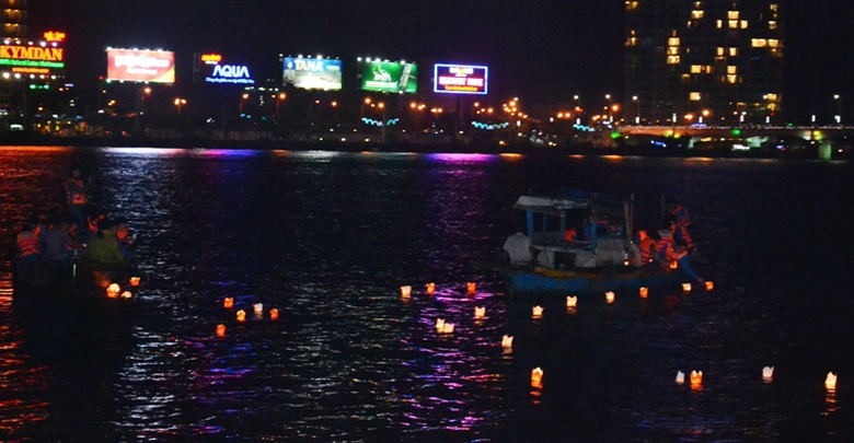 C&aacute;c đo&agrave;n vi&ecirc;n thanh ni&ecirc;n thả hoa đăng tr&ecirc;n S&ocirc;ng H&agrave;n