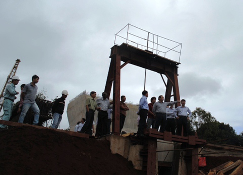 Bộ GTVT y&ecirc;u cầu ch&iacute;nh quyền địa phương sớm giải ph&oacute;ng mặt bằng cầu Kr&ocirc;ngp&uacute;k