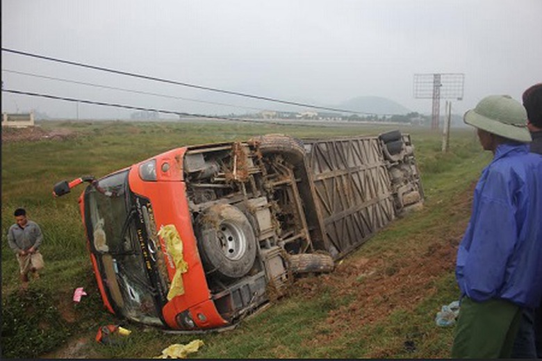 D&ugrave; xe bị lật nh&agrave;o xuống ruộng, nhưng rất may kh&ocirc;ng c&oacute; h&agrave;nh kh&aacute;ch n&agrave;o tr&ecirc;n xe bị thương nặng