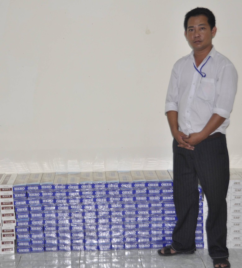 T&agrave;i xế Khoa v&agrave; số thuốc l&aacute; ngoại nhập lậu bị thu giữ