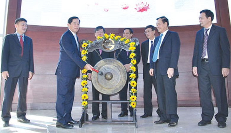 Chủ tịch HĐTV Vietnam Airlines Phạm Viết Thanh đ&aacute;nh chi&ecirc;ng khai mạc phi&ecirc;n đấu gi&aacute;