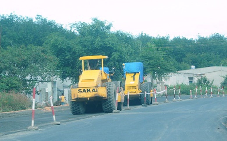 Đến nay đ&atilde; thảm b&ecirc; t&ocirc;ng nhựa được 4/23km