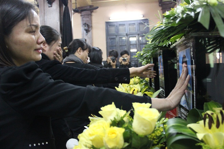 Bạn b&egrave;, người th&acirc;n cố nh&igrave;n những tấm di ảnh lần cuối