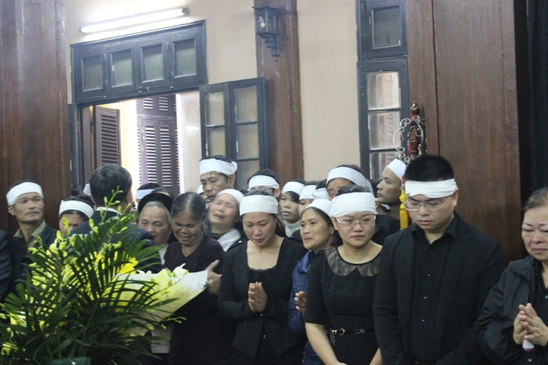 Những người trong gia đ&igrave;nh ai cũng đều đau x&oacute;t trước sự ra đi bất ngờ của cả 3 mẹ con.