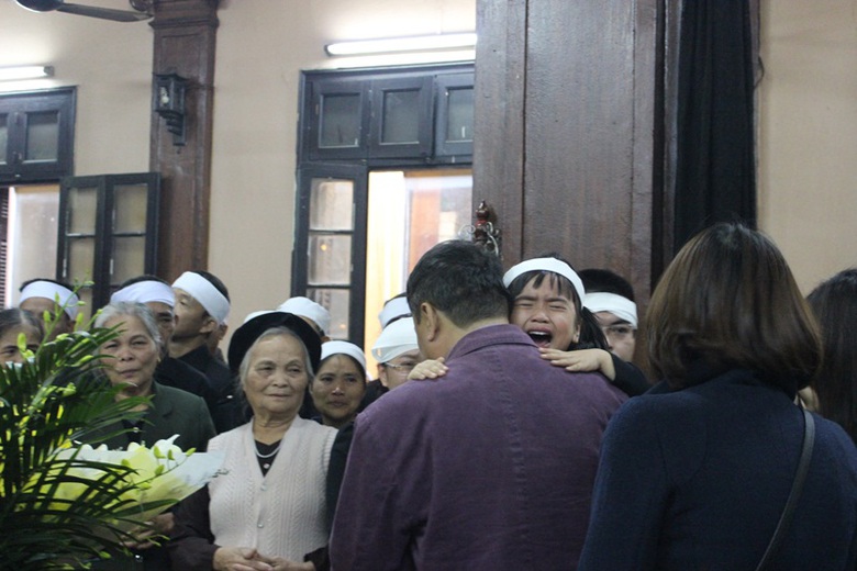 Đến đứa trẻ của cảm nhận được nỗi đau mất đi người th&acirc;n n&ecirc;n &ograve;a kh&oacute;c nức nở.