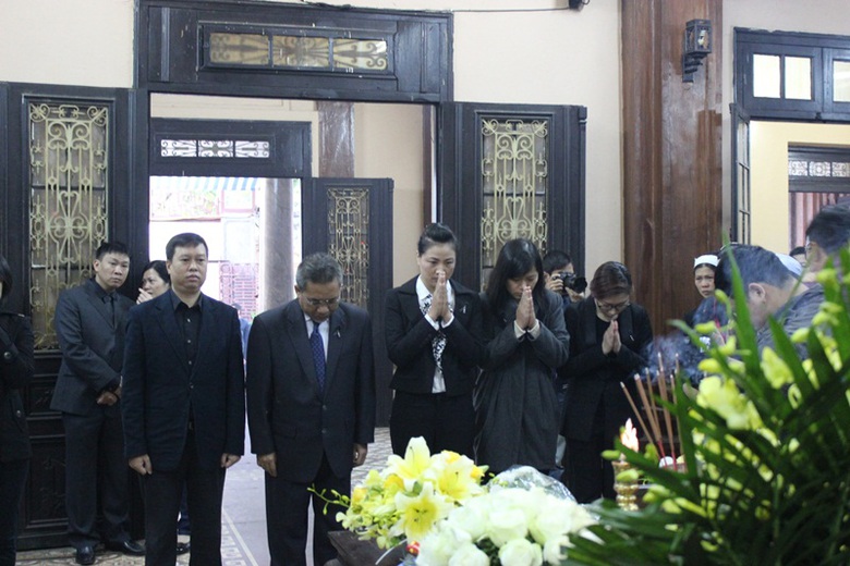 Đại diện h&atilde;ng h&agrave;ng kh&ocirc;ng Malaysia cũng đến thắp hương cho 3 mẹ con chị Minh.