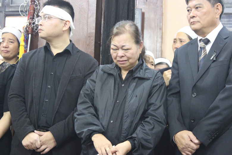 D&ugrave; đ&atilde; cố k&igrave;m n&eacute;n nỗi đau, nhưng vẫn c&oacute; những l&uacute;c gia đ&igrave;nh chị Minh bật kh&oacute;c nức nở v&igrave; tiếc thương con, ch&aacute;u.