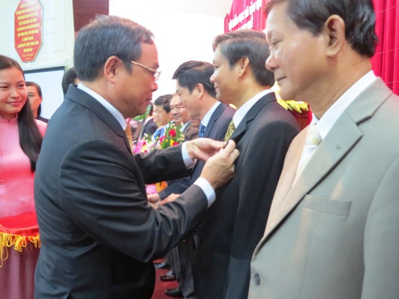 &ocirc;ng Nguyễn Văn Cao chủ tịch UBND tỉnh Thừa Thi&ecirc;n Huế trao tặng kỷ niệm chương cho Nh&agrave; gi&aacute;o Ưu t&uacute; của ĐH Huế