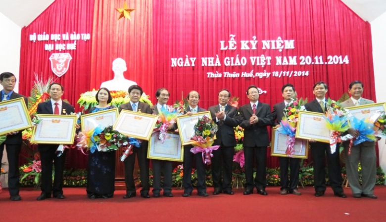 Tặng hoa ch&uacute;c mừng 12 Nh&agrave; gi&aacute;o Ưu t&uacute; của ĐH Huế