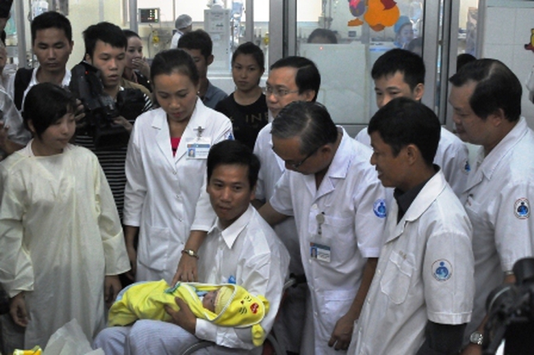 B&eacute; trai xuất viện trong sự quyến luyến của c&aacute;c b&aacute;c sĩ đ&atilde; tận t&igrave;nh cứu chữa cho b&eacute;