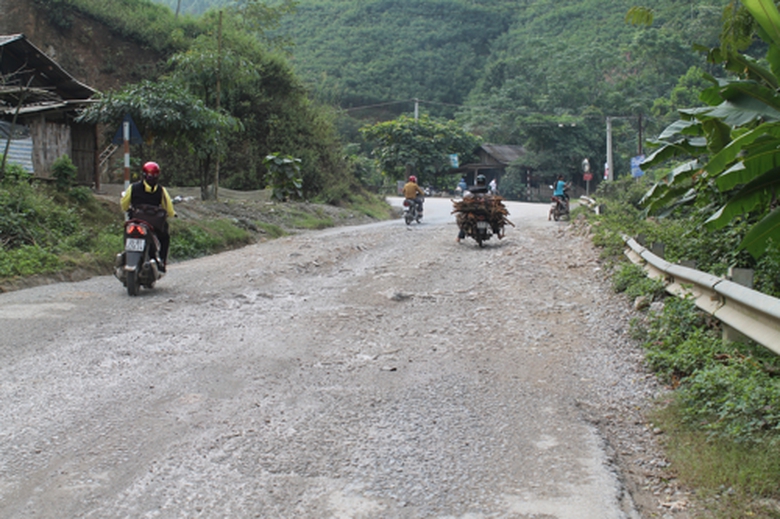 QL 70 đoạn qua x&atilde; Thượng H&agrave;, huyện Bảo Y&ecirc;n, tỉnh L&agrave;o Cai km129 + 600 mặt đường bị hư hỏng nghi&ecirc;m trọng