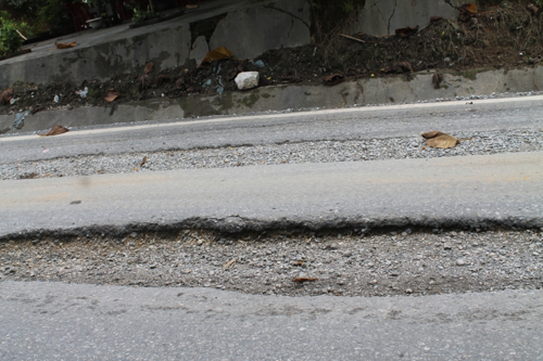 Ổ voi, ổ g&agrave; chi ch&iacute;t nắng l&ecirc;n đường bụi m&ugrave; mịt