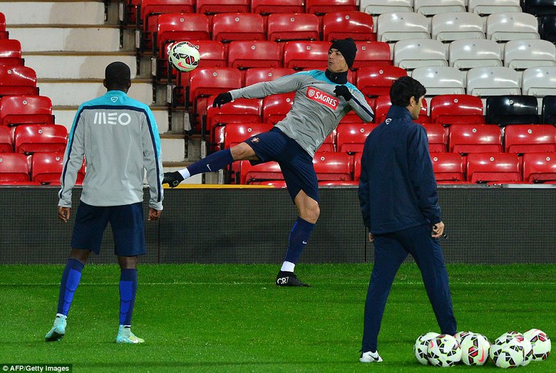 Ronaldo cũng x&aacute;ch gi&agrave;y ra s&acirc;n tập luyện chờ đối đầu Messi