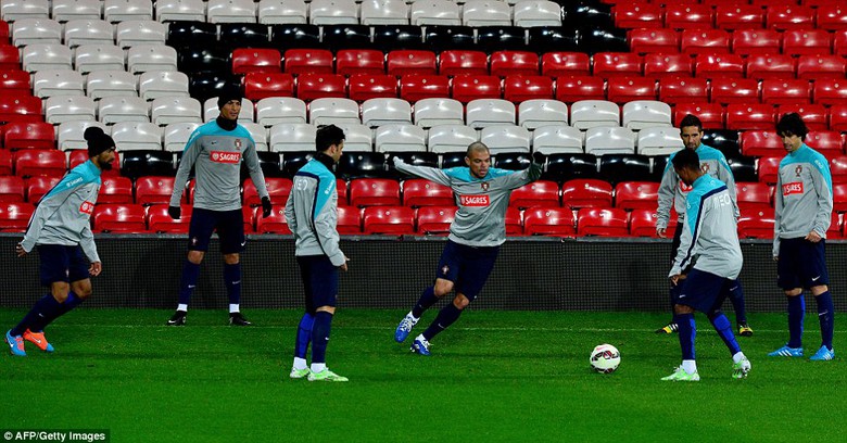 Kh&ocirc;ng kh&iacute; tập luyện của ĐT Bồ Đ&agrave;o Nha c&oacute; vẻ thoải m&aacute;i hơn so với đối thủ