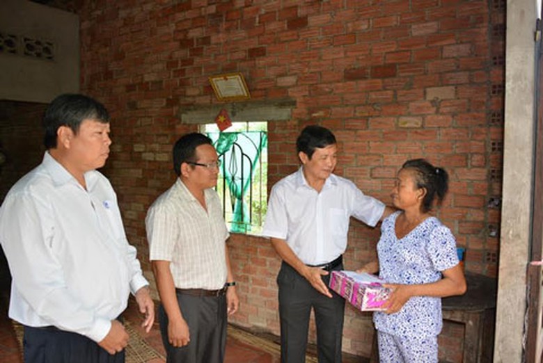 L&atilde;nh đạo Sở GTVT tỉnh T&acirc;y Ninh thăm hỏi gia đ&igrave;nh bị TNGT 