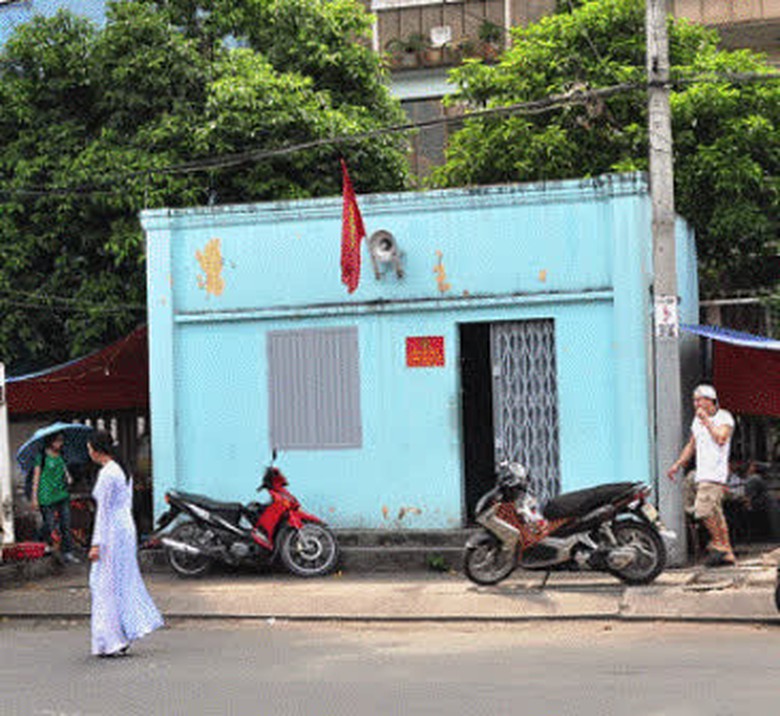 Chốt d&acirc;n ph&ograve;ng tr&ecirc;n đường Cao Thắng, Quận 3 g&acirc;y kh&oacute; khăn cho người đi bộ 