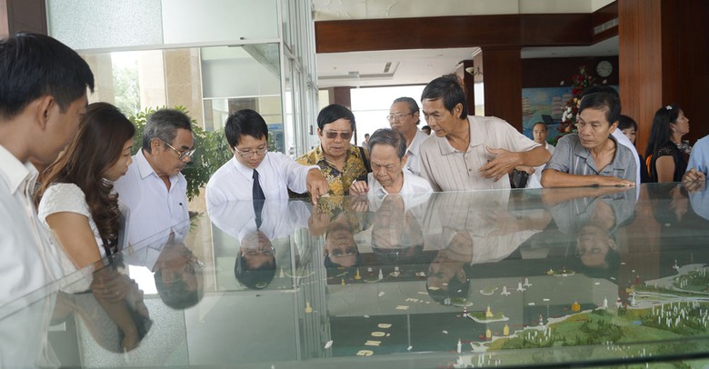 C&aacute;c nh&agrave; văn, nh&agrave; thơ tham gia Trại STVH ph&iacute;a Nam t&igrave;m hiểu thực tế tại C&ocirc;ng ty Bảo đảm ATHH miền Nam tại Vũng T&agrave;u