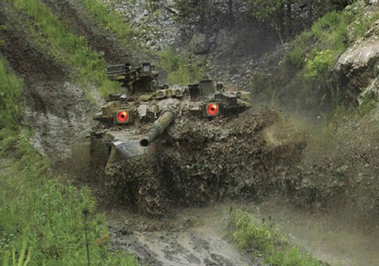  Tr&ocirc;ng T-90 như một con qu&aacute;i th&uacute; dũng m&atilde;nh tr&ecirc;n chiến trường với 2 đ&egrave;n hồng ngoại như đ&ocirc;i mắt rực lửa.