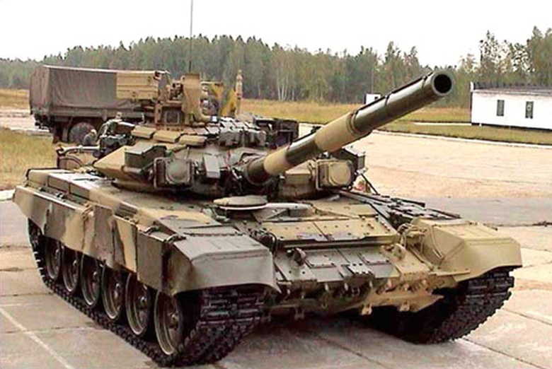 Đồng thời trục lăn của T-90 rộng hơn T-72B n&ecirc;n n&oacute; chịu tải lớn hơn, v&agrave; v&ograve;ng sắt của T-90 c&oacute; thể l&agrave; loại x&iacute;ch hỗn hợp sắt - cao su hoặc x&iacute;ch sắt c&oacute; khớp nối đều được.