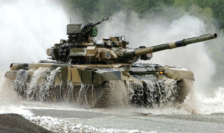 C&oacute; &iacute;t nhất 3 biến thể kh&aacute;c nhau của T-90. Người Nga x&aacute;c nhận sự tồn tại của một mẫu d&agrave;nh cho xuất khẩu v&agrave;o th&aacute;ng 6/1996 với c&aacute;c trang bị v&agrave; động cơ đ&atilde; bị biến đổi, v&agrave; người Nga cũng đ&atilde; chuẩn bị sản xuất hai kiểu T-90S v&agrave; biến thể xe chỉ huy T-90SK.