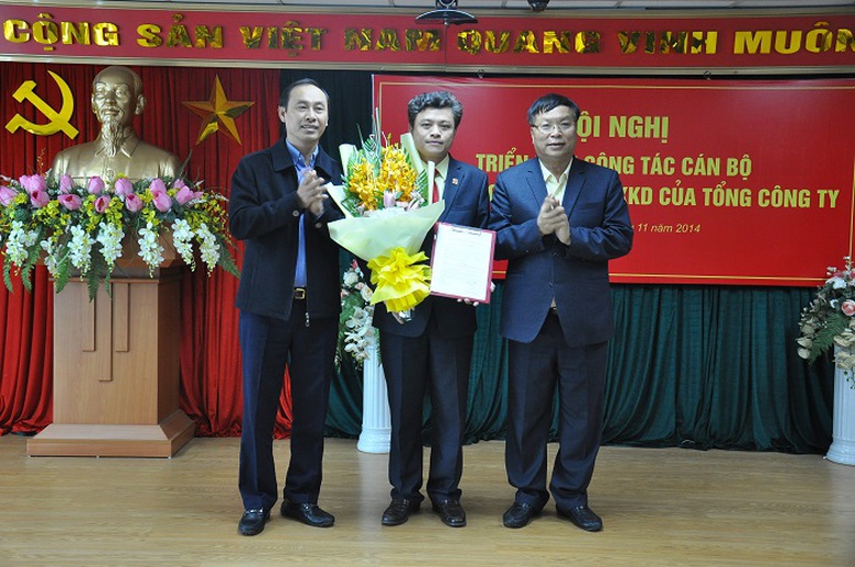 Thứ trưởng Bộ GTVT L&ecirc; Đ&igrave;nh Thọ ch&uacute;c mừng t&acirc;n Tổng Gi&aacute;m đốc Cienco4