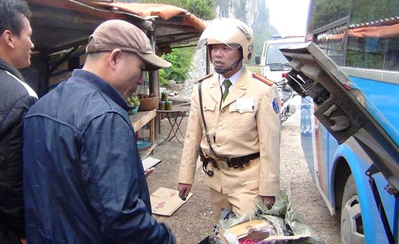 CSGT đang kiểm tra th&ugrave;ng ph&aacute;o lậu