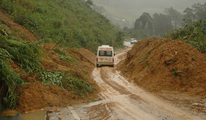 Về m&ugrave;a mưa, đường Hồ Ch&iacute; Minh thường sạt lở, nguy cơ &aacute;ch tắc giao th&ocirc;ng. Ảnh TTL