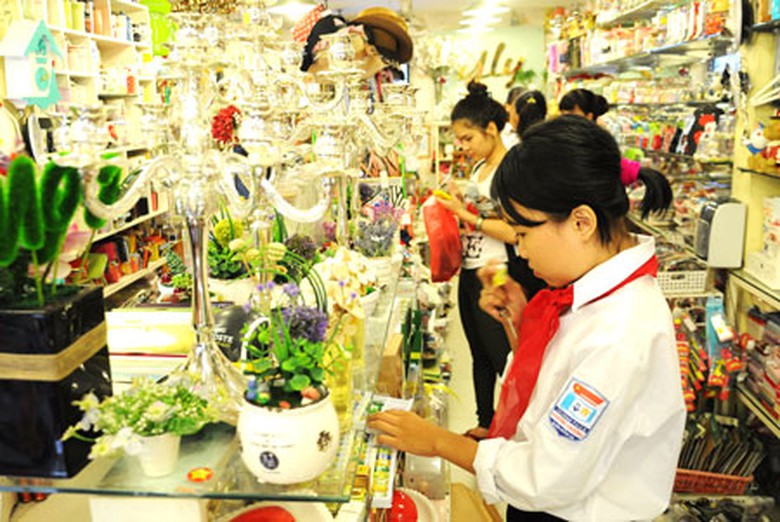 Một học sinh trường THCS Khương Thượng đang t&igrave;m mua m&oacute;n qu&agrave; nhỏ &yacute; nghĩa tặng th&agrave;y c&ocirc; gi&aacute;oẢnh: Kh&aacute;nh Linh