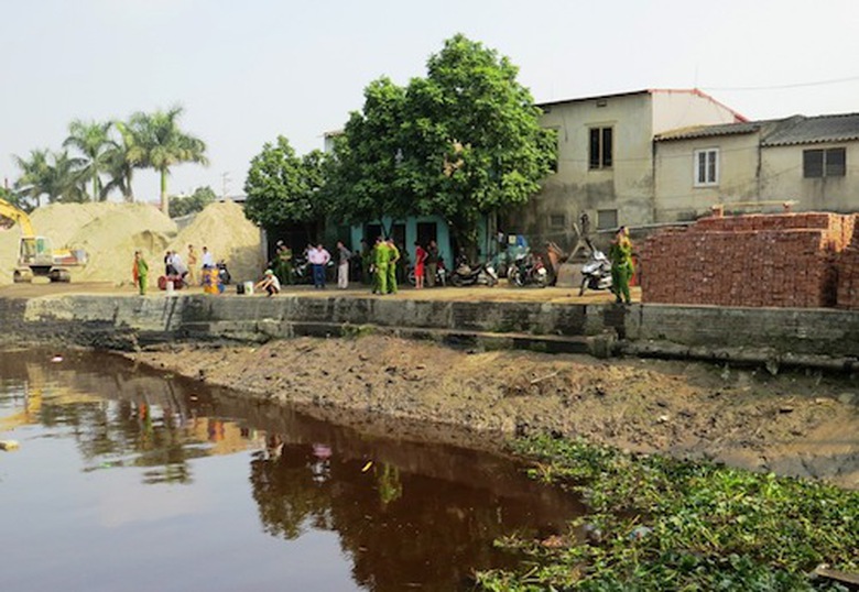 Lượng dầu đen tr&agrave;n ra k&ecirc;nh