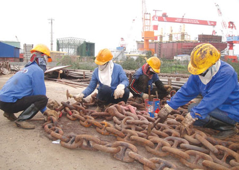 Ph&aacute; dỡ t&agrave;u cũ, băn khoăn nhất l&agrave; vấn đề bảo vệ m&ocirc;i trường Ảnh: H.L