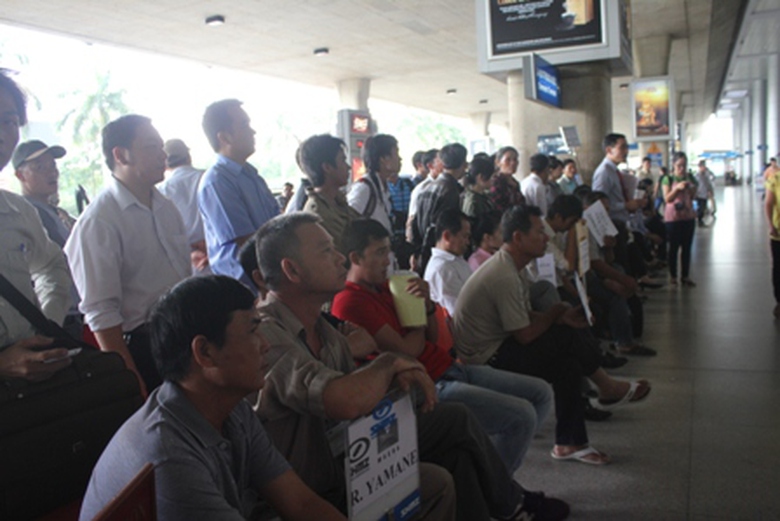 Từ 13h, h&agrave;nh kh&aacute;ch tụ tập đ&oacute;n đợi người th&acirc;n ng&agrave;y một đ&ocirc;ng do nhiều chuyến bay tới trễ