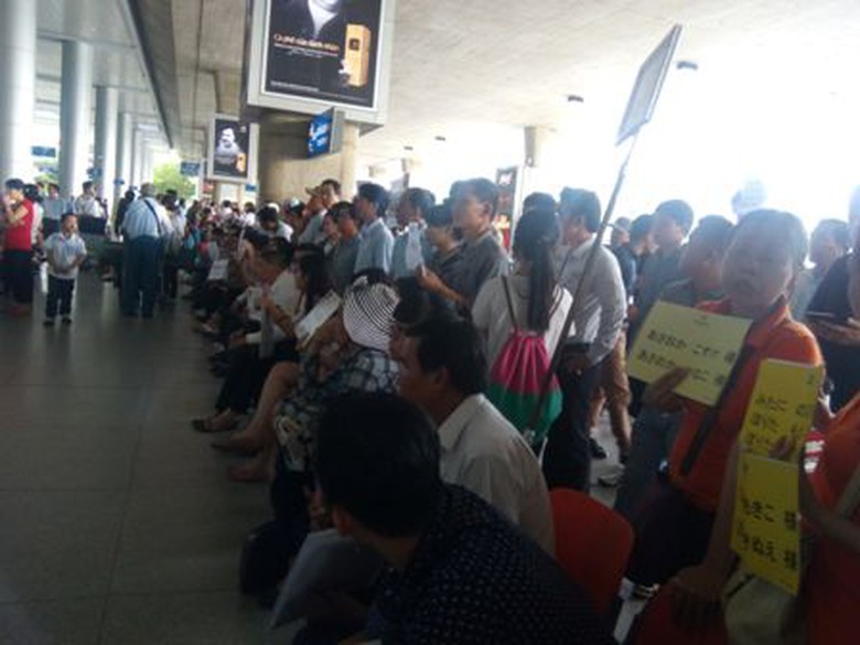 Nhiều người mỏi mệt chờ chuyến bay c&oacute; khi trễ tới 4h