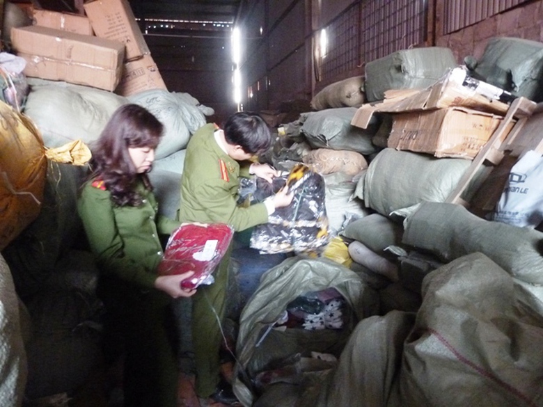 H&agrave;ng chục ng&agrave;n sản phẩm h&agrave;ng lậu bị lực lượng chức năng ph&aacute;t hiện, tạm giữ