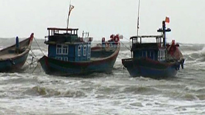 S&oacute;ng to gi&oacute; lớn lu&ocirc;n đe dọa t&agrave;u c&aacute; đ&aacute;nh bắt tr&ecirc;n biển.