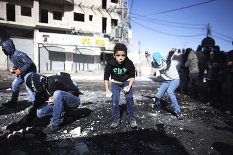 Thanh ni&ecirc;n Palestine n&eacute;m đ&aacute; về ph&iacute;a cảnh s&aacute;t bi&ecirc;n giới Israel trong cuộc đụng độ tại một trạm kiểm so&aacute;t giữa c&aacute;c trại tị nạn Shuafat v&agrave; Jerusalem