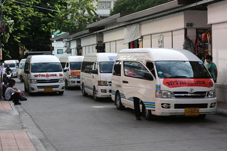 Xe kh&aacute;ch Th&aacute;i Lan đang chờ kh&aacute;ch gần Tượng đ&agrave;i Chiến Thắng ở Bangkok