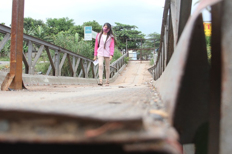 C&acirc;y cầu sắt bị sập gần 2 th&aacute;ng qua nhưng vẫn chưa được sửa chữa